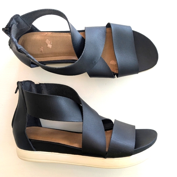 UNIVERSAL THREAD Hummingbird Ankle Strap Sandals - Picture 1 of 9